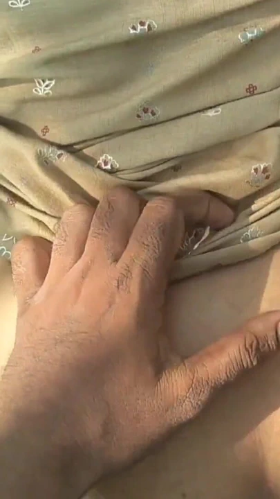 Hintli köylü aşiret kadın açık havada ormanda aldatıyor yüksek sesle inliyor | Klip 1