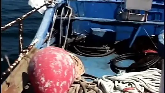 Renkli saçlı iri güzel kadın teknede domalarak sikiliyor