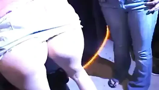 Büyük memeli kızıl saçlı bir partide herkesi sikikleri