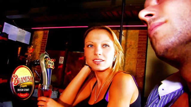 Горячая немецкая рыжая уничтожает свои дырки в стрип-клубе