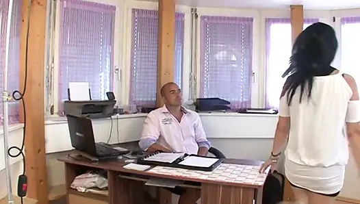 Olgun esmer yoğun ofis masasında