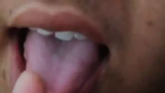 Şişman kız şişeyle oynuyor