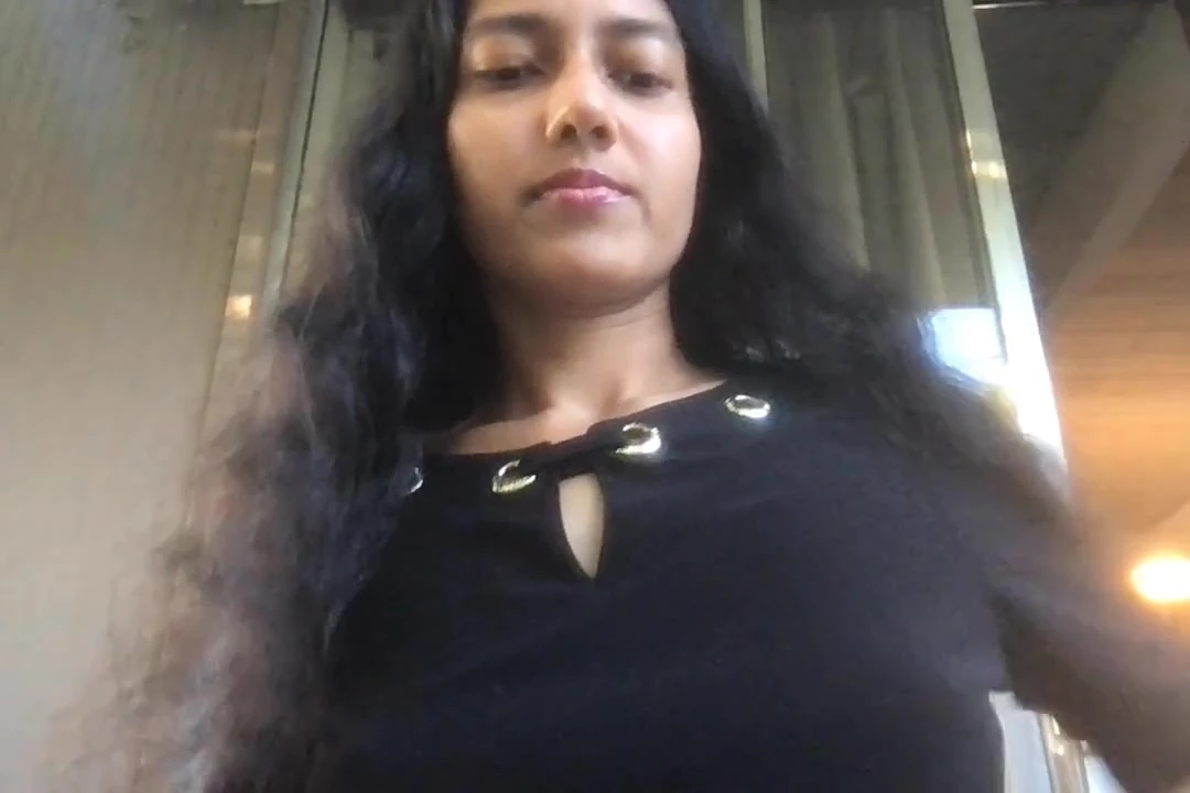 हाउस सनीवेली, कैलिफ़ोर्निया में। Sabrina Kundu - यात्रा करने वाली पोर्नस्टार