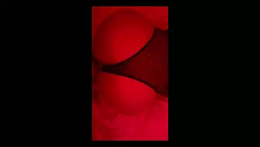 Ev hizmetçisi, patronum beni iç çamaşırlarımla gördü ve içime gelene kadar beni sert sikmeye karşı koyamadı