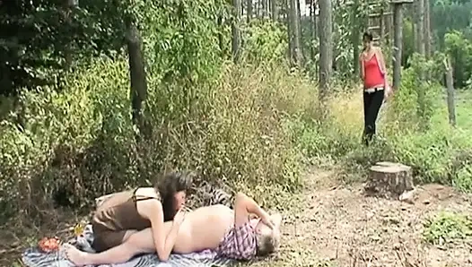 Genç bayan seks için yaşlı çifte katılıyor