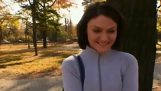 İki azgın kadın sevişmek için sokağa yaklaştı