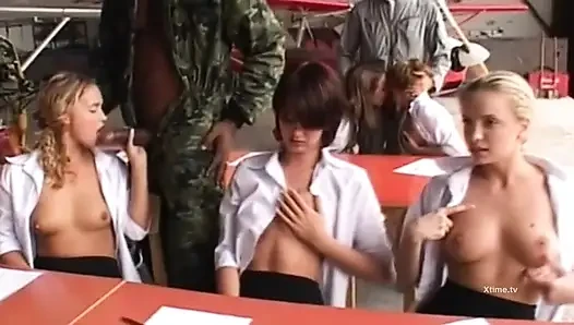 Yeni ateşli öğrenciler sikiliyor ve sert bir seks dersine tabi