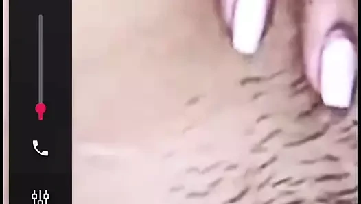 Kız arkadaş onu erkek arkadaşına gösteriyor