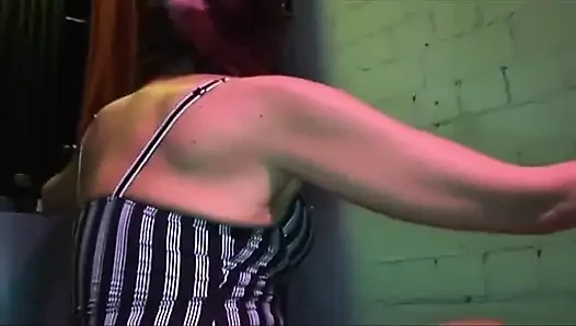 Olgun esmer vahşi grup sekste zonklayan yarağı gırtlağına kadar alıyor