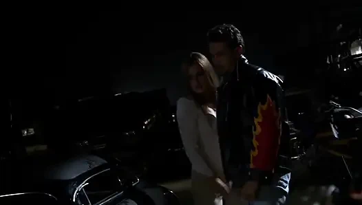 Araç sahnemle sikişiyor 01 akortlu arabalarının yanında sikişiyorlar