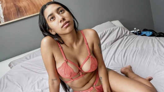 Büyük memeli 18 yaşındaki latin model sahte amatör seçmelerde soyunuyor ve sikiliyor