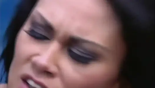 İçerdeki büyük yarağı seviyor