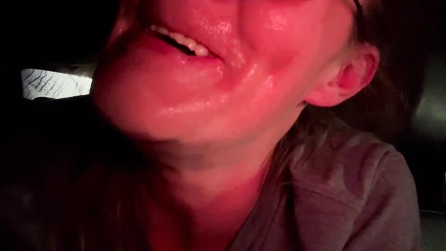 Evli kadın sikişiyor ve arka koltukta yüze boşalma ile emiyor