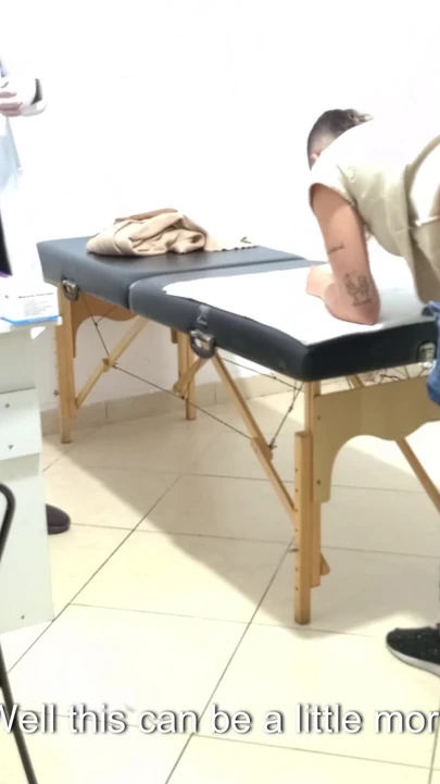 Падающий из челюсти момент от "Проктолог проводит анальный осмотр на пациенте с запорами".