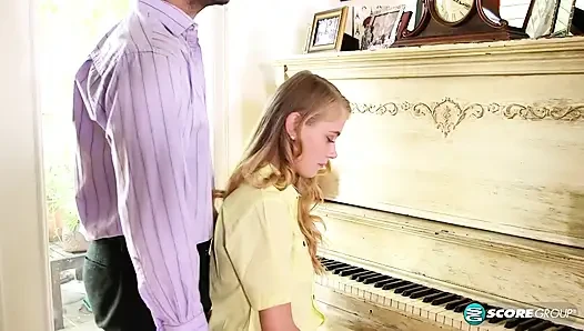 Genç Hannah Hays piyano hocasını sikiyor