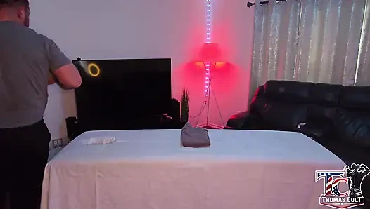 Orta yaşlı seksi kadın pawg masöz kaslı adama erotik bir masaj yapıyor!