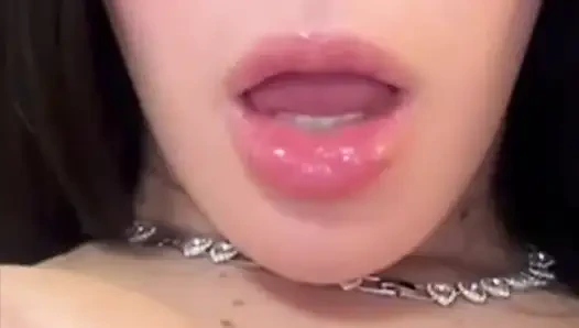 18 yaşındaki trans tek başına boşalana kadar mastürbasyon yapıyor, büyük yarak, sevimli yüz