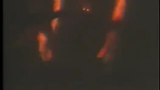Seksi fahişeler iyi sürtükler gibi dizlerinin üzerinde yarak emiyor