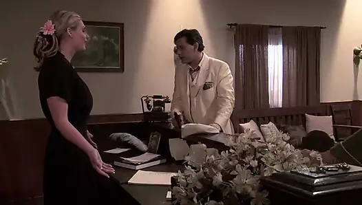 Takım elbiseli adam büyük göğüsleri olan iki muhteşem sarışını sikiyor