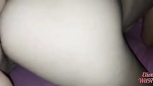 Herkes uzaktayken evde üvey kız kardeşimle oynuyorum