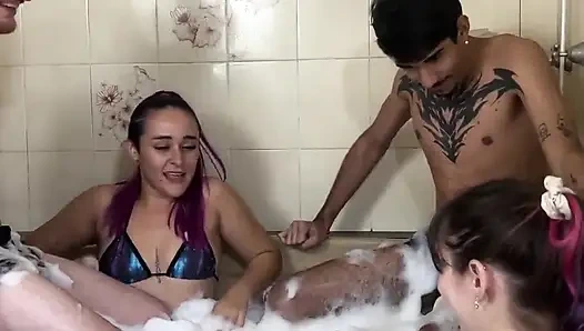 Hidro'da prezervatifsiz çift alışverişi yapıyor