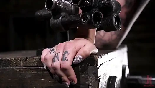 Ağrılı sürtük Krysta Kaos metal esaret altında perişan oldu