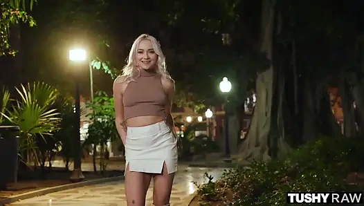 Tushyraw sevimli sarışın mükemmel küçük götünü genişletiyor