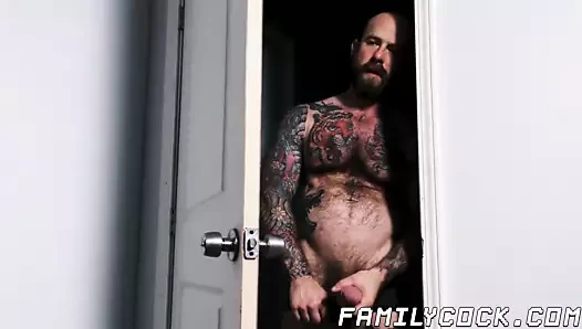 dövmeli baba porno izlerken üvey yakalar ve onu matkaplar