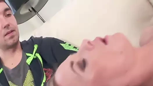 Sürtük adım kardeş yeni sarışın ev hanımı gets swinger sikme anal