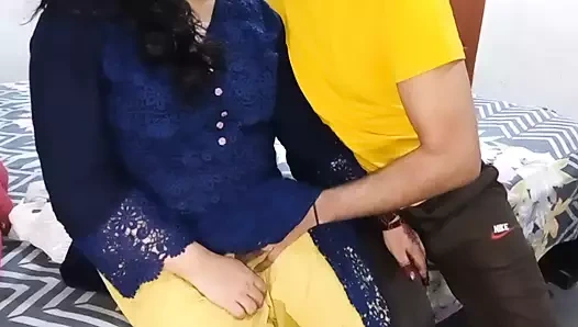 Üvey kız kardeş üvey erkek kardeşine Hintçe ses kaydında etkilemesi için meydan okudu