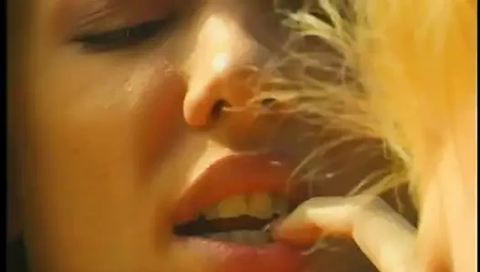 Güzel memeli 2 genç, dilleri ve parmakları ile birbirlerini keşfederler