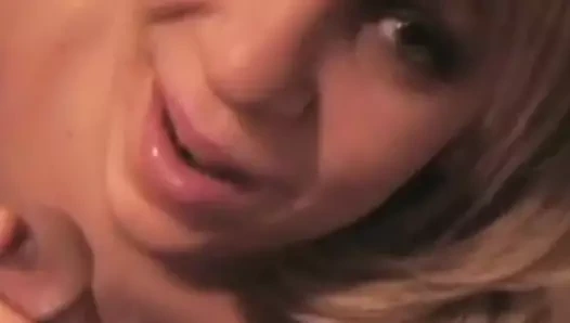 Kızıl saçlı olgun bayan oral seks yapıyor