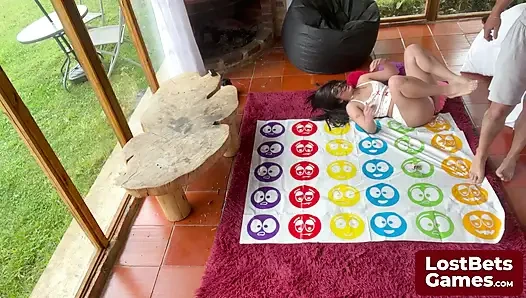 Striptiz Twister oyunu kazananı için sakso sürprizi