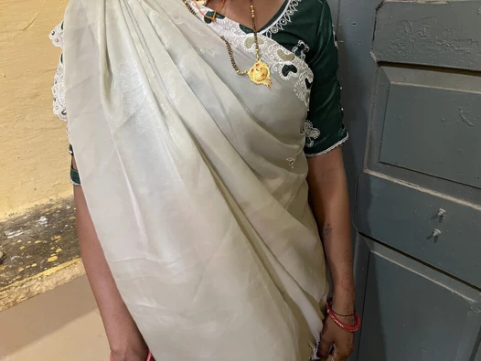 Hot desi bhabhi romanced in hotel on the pretext of missing sister-in-law in the market