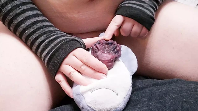 Azgın amcığımı peluşa sürtüyorum