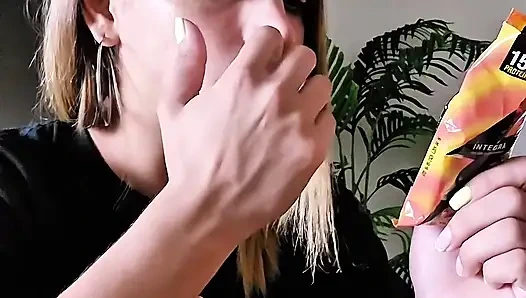 Porno videoları çektikten sonra ev arkadaşımla atıştırmalık yaptık!