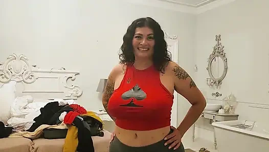 Latin orta yaşlı seksi kadın iki büyük zenci yarağı tarafından paylaşılıyor