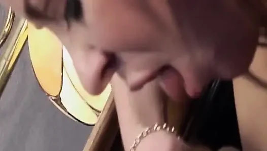 Olgun orta yaşlı seksi kadın bilardo masasında derin yarak alıyor