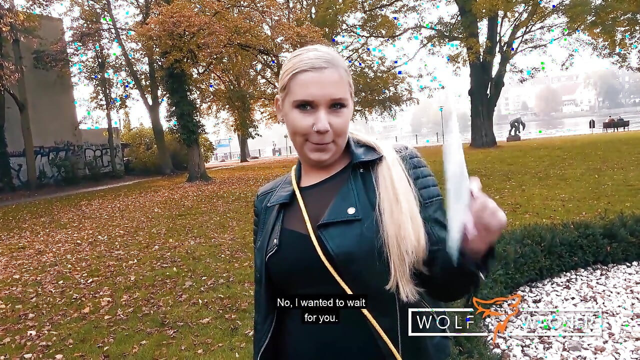 Alman kız Lena Nitro için nehirde sakso ve otelde sikiş