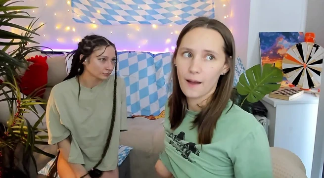 Öğretmen öğrencileri ek bir ders için evine çağırdı ve sınav yerine lezbiyen gösterisi yaptı