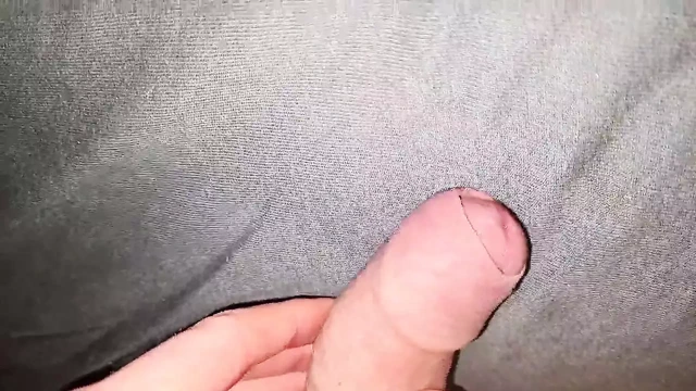 Yatakta yarağı ovuyor