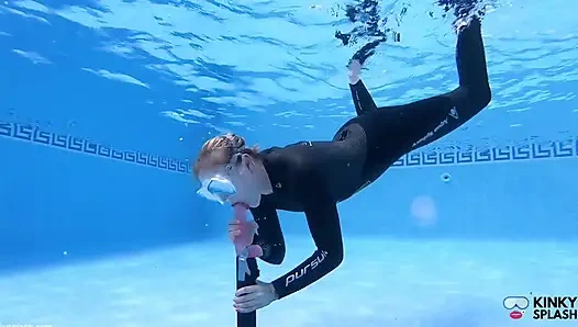 Sualtı sakso meydan okuması - batan dildomda öğürüyor