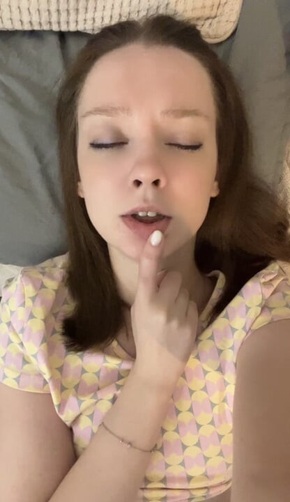 Bebek birçok orgazm oluyor ve ecstasy ile dövüyor