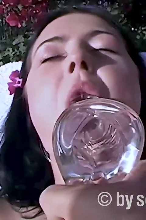 Koyu Saçlı Genç Kızı Sahilde Dildo Ile Dövdü