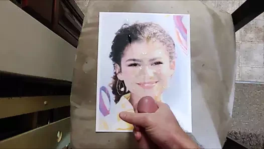 Zendaya Coleman boşalma anısına 027