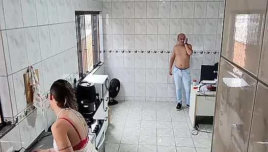 Hizmetçi soyunmayı ve yüzüne boşalmayı kabul etti.