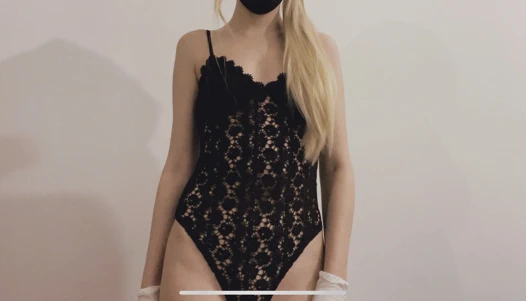 Genç kendine hindistan cevizi yağı sürüyor