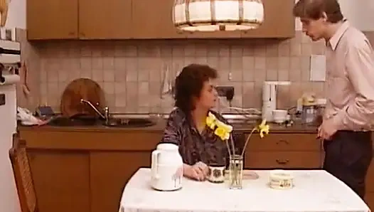 Olgun Alman bayan yemek masasında yalanıyor