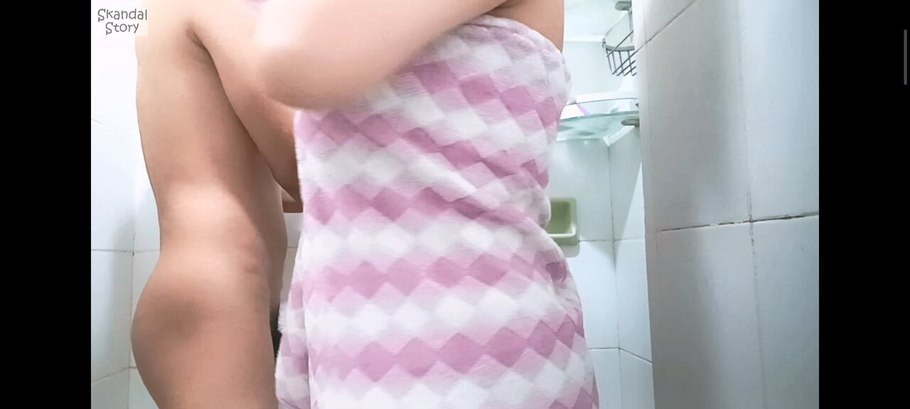 Teyze ile ilk kez banyo yapıyor