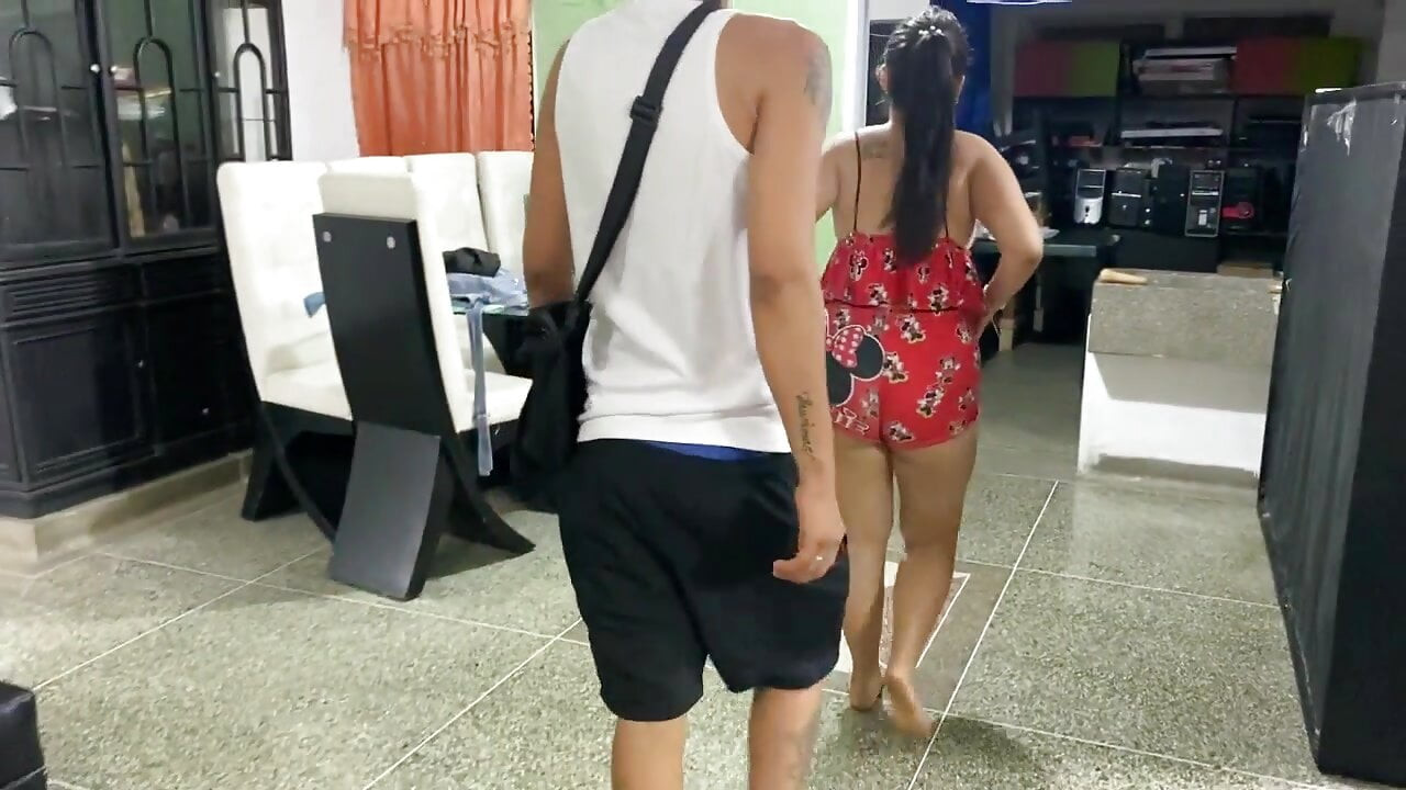 Ben temizlik yaparken üvey babam gelir ve annem gelmeden yorgunluğunu atmak için amımı becermek ister.